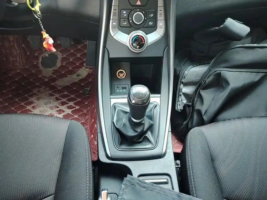 Hyundai Elantra 2016 — фото 14