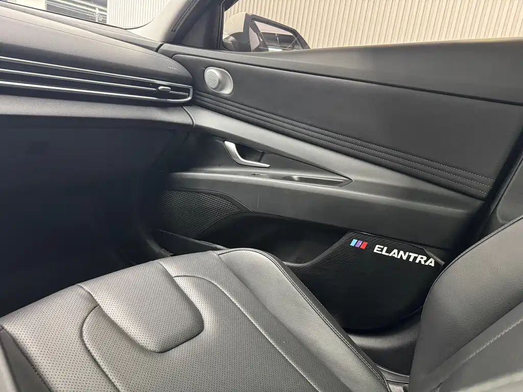 Hyundai Elantra 2023 — фото 17
