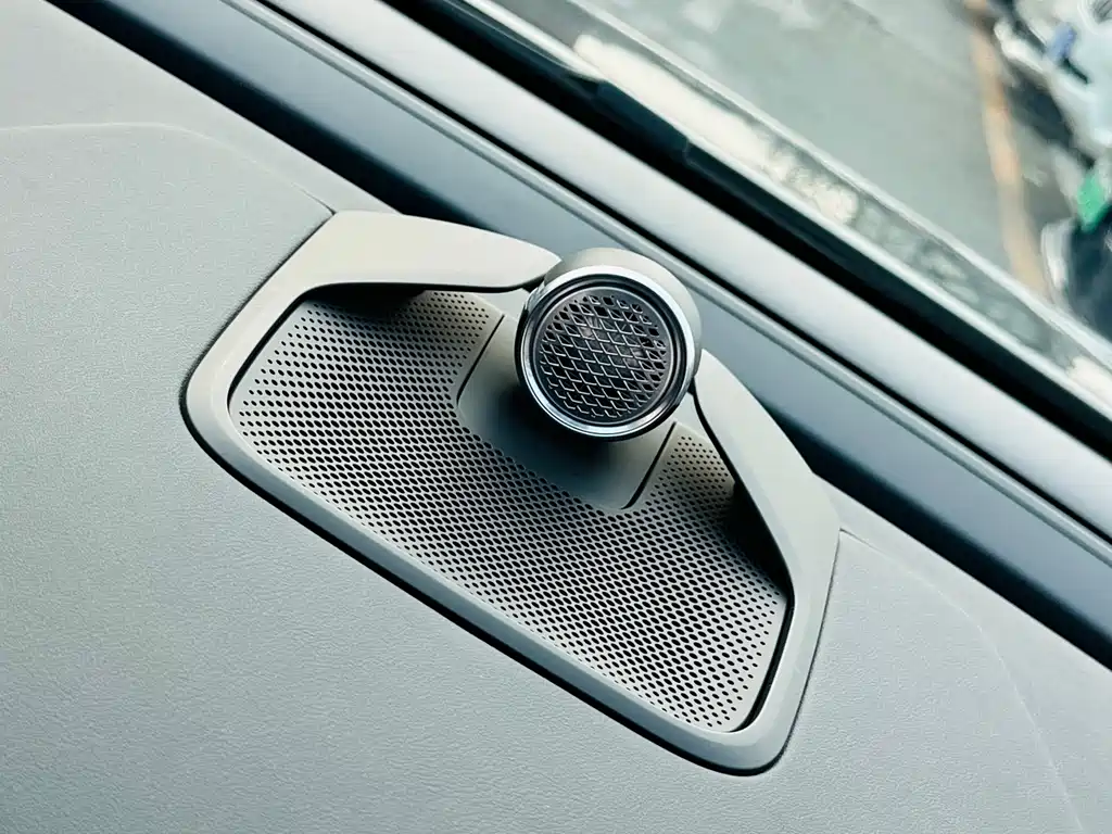 Volvo EM90 2025 — фото 26