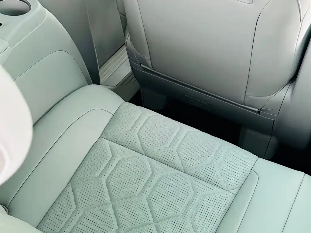 Volvo EM90 2025 — фото 43