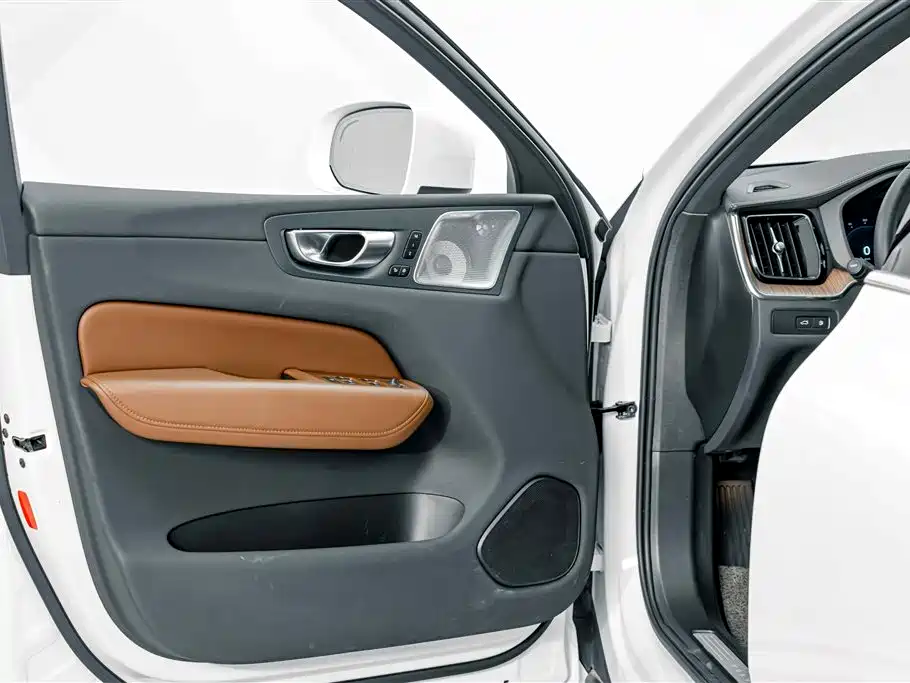 Volvo XC60 Plug-In Hybrid 2025 — фото 18