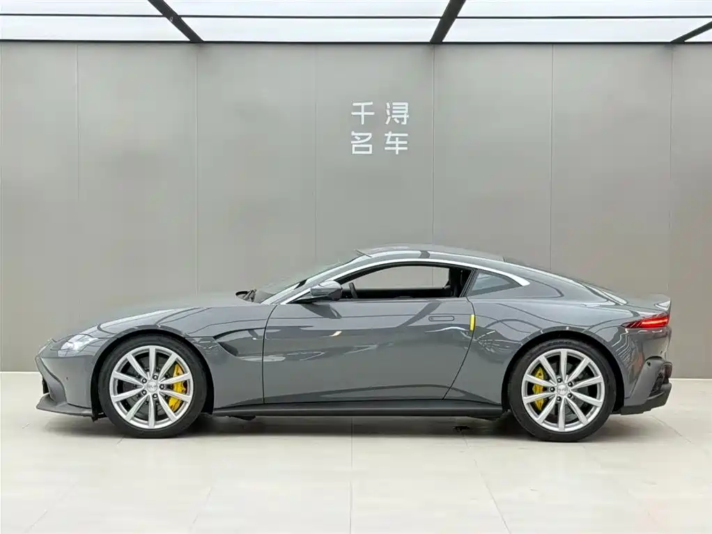 Aston Martin V8 Vantage 2023 — фото 3