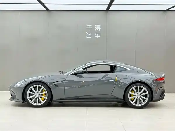 Aston Martin V8 Vantage 2022