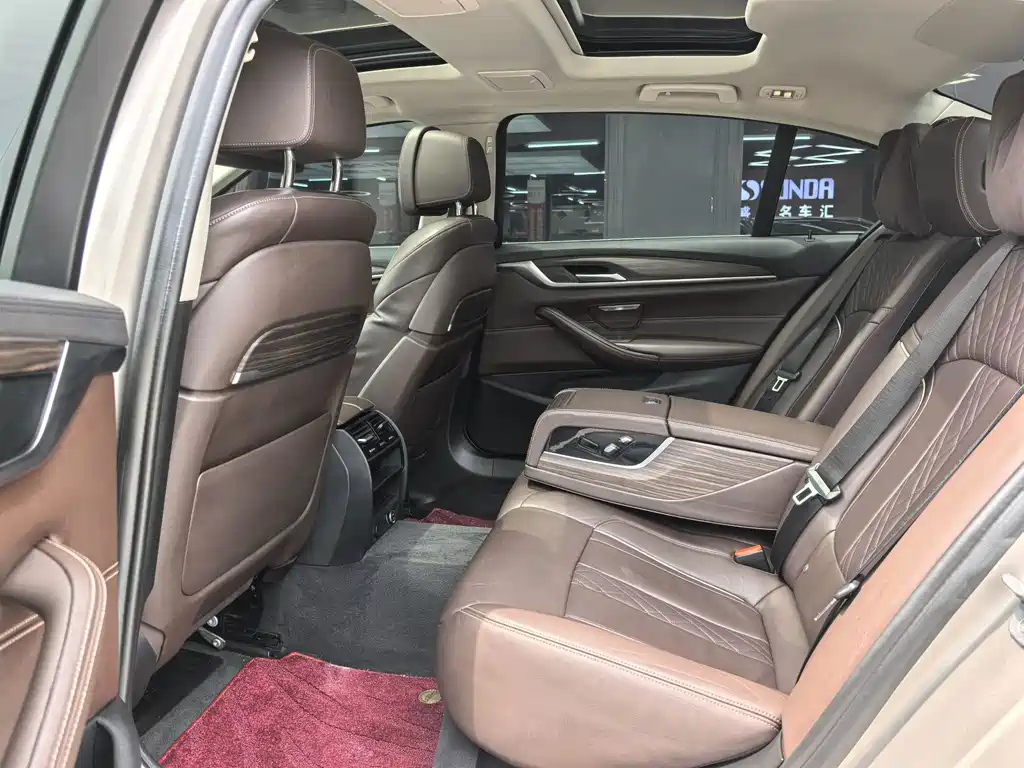 BMW 5 Series 2019 — фото 11