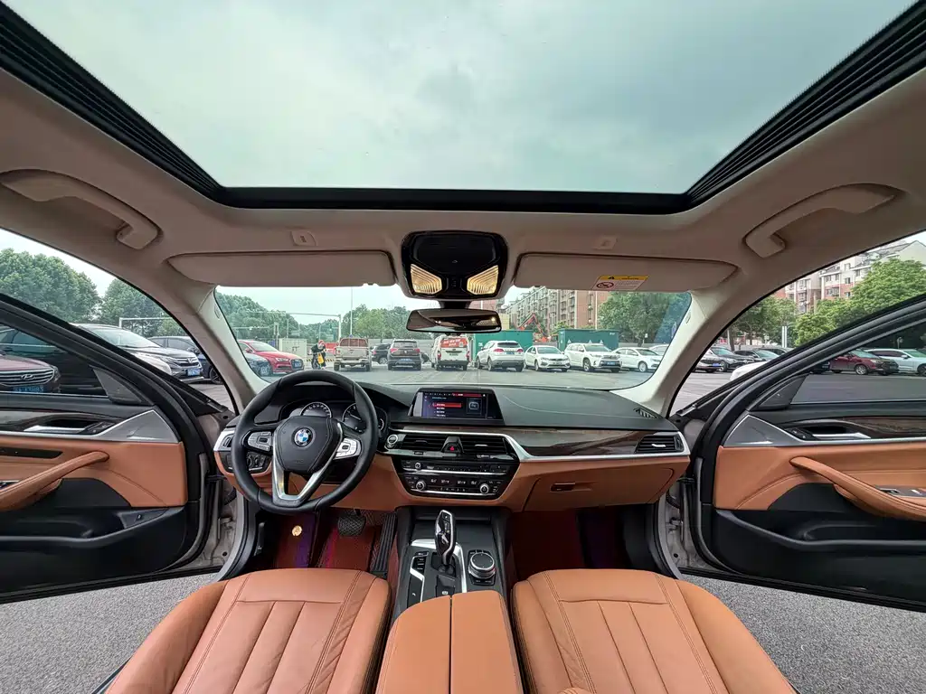 BMW 5 Series 2018 — фото 11