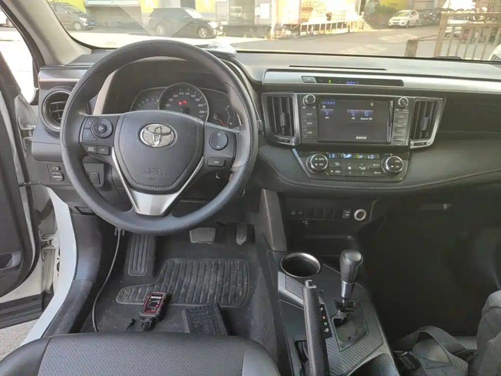 Toyota RAV4 2016 — фото 10
