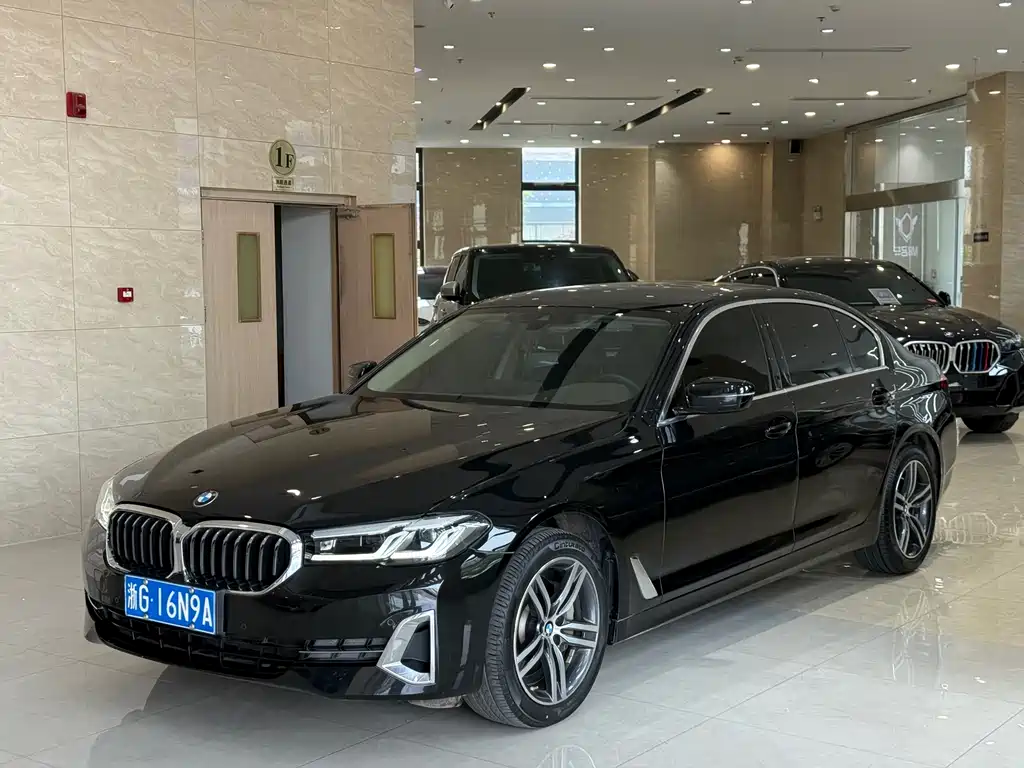 BMW 5 Series 2023 — фото 1