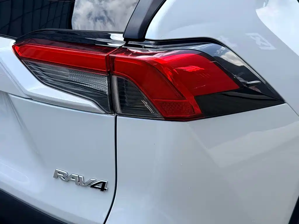 Toyota RAV4 2023 — фото 15