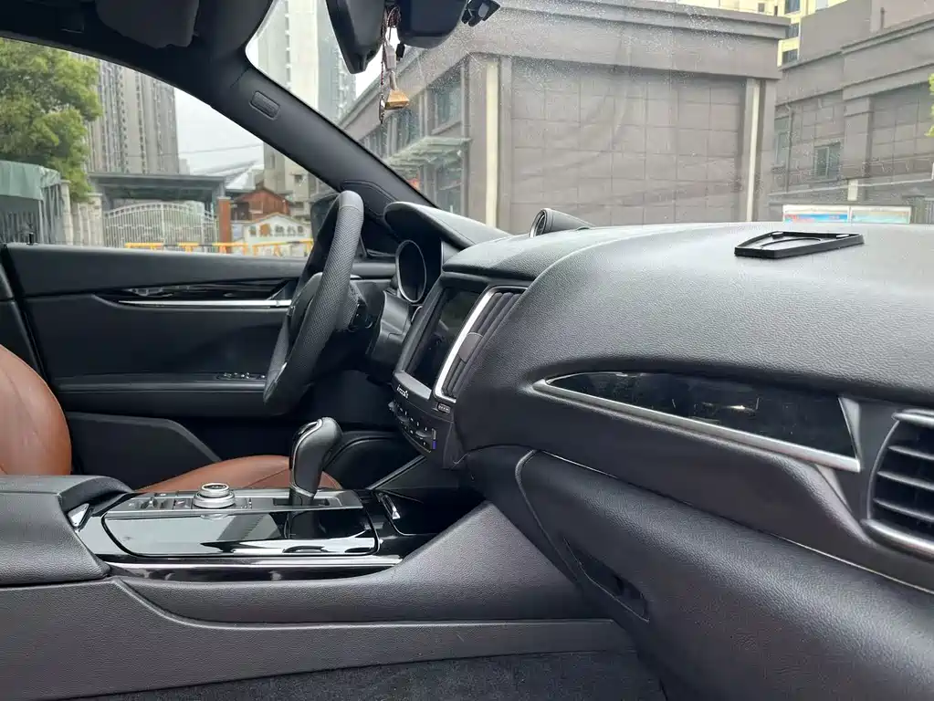 Maserati Levante 2018 — фото 15