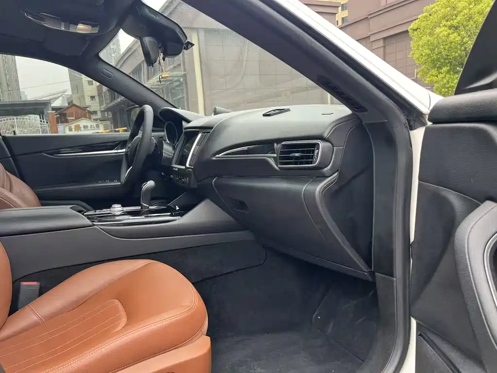 Maserati Levante 2018 — фото 16
