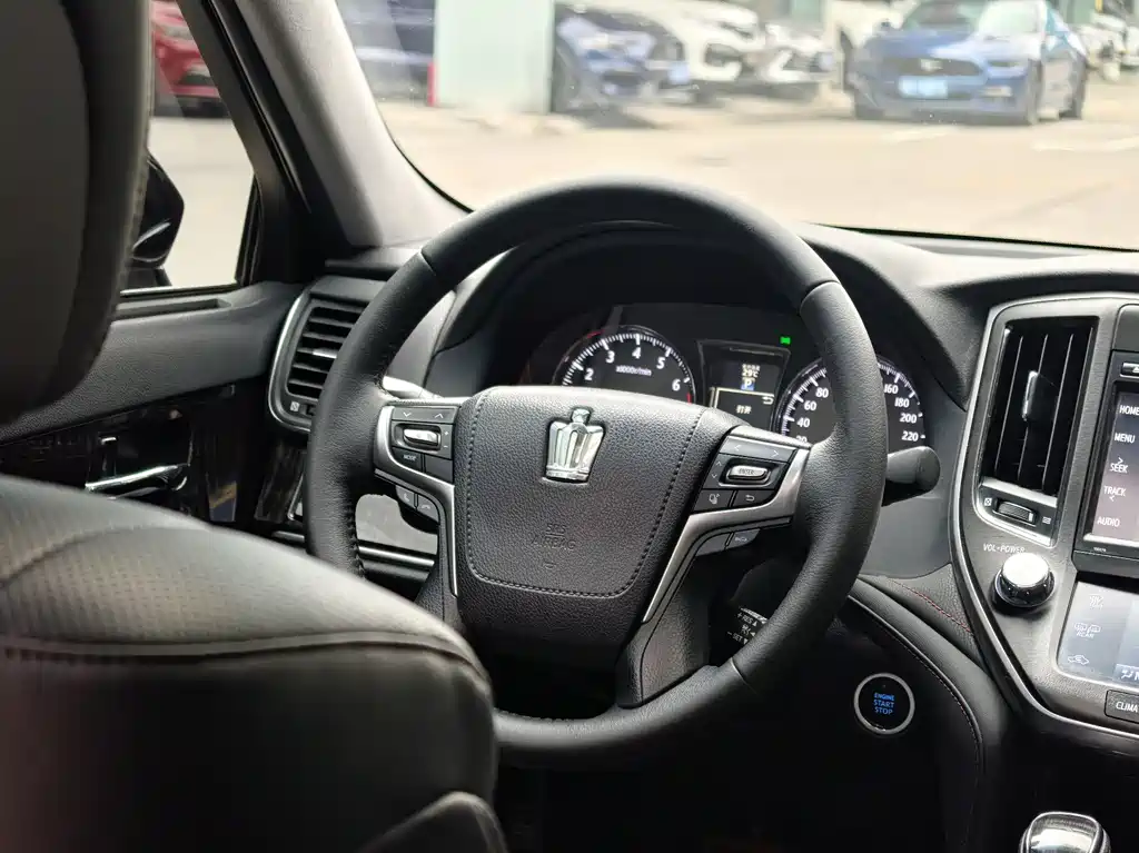 Toyota Crown 2015 — фото 12