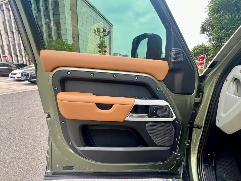 Land Rover Defender 2022 — фото 18