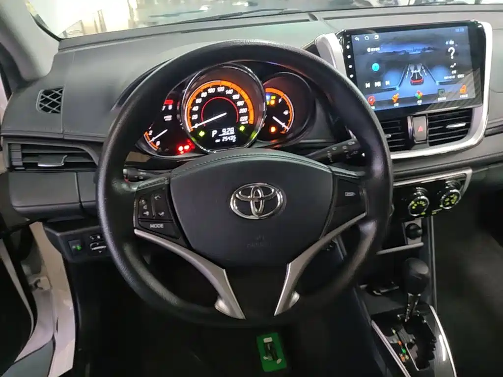 Toyota Yaris L 2022 — фото 11