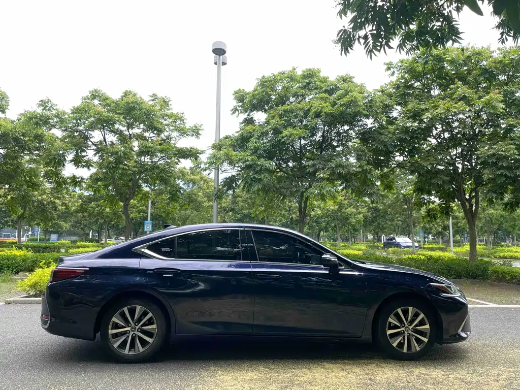 Lexus ES 2020 — фото 10