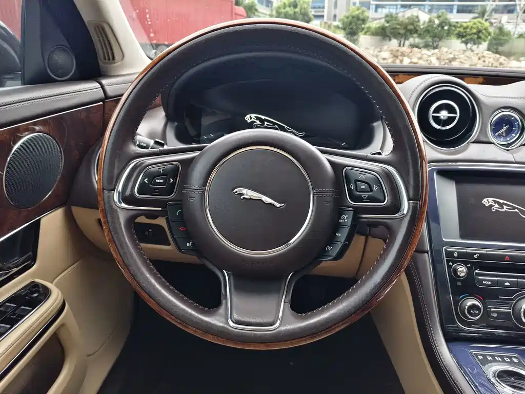 Jaguar XJ 2012 — фото 15