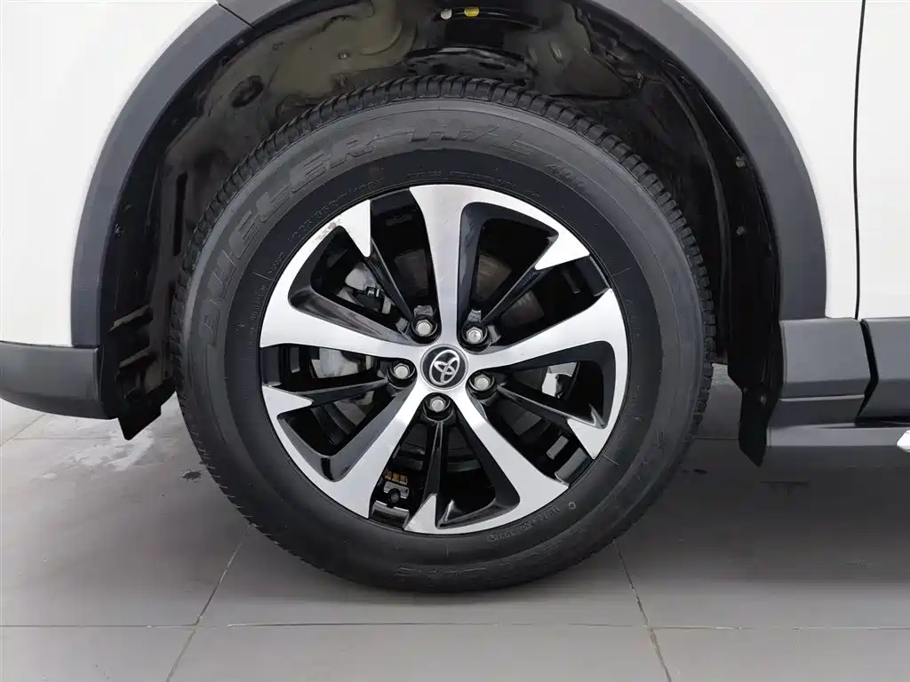 Toyota RAV4 2018 — фото 17