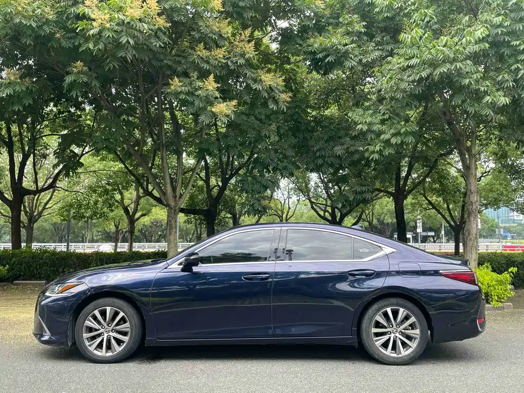 Lexus ES 2020 — фото 11