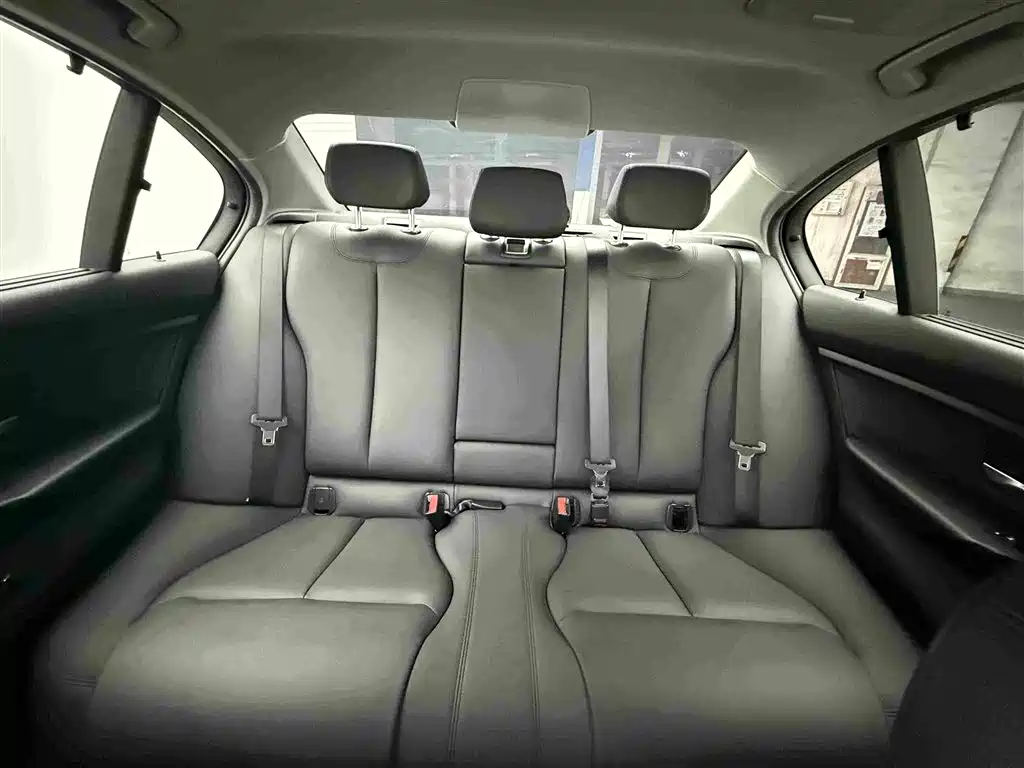 BMW 3 Series 2017 — фото 16