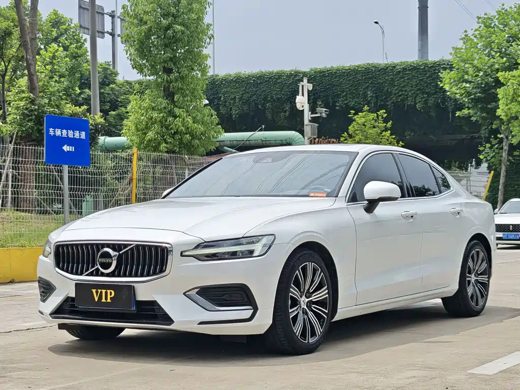 Volvo S60 2022 — фото 1