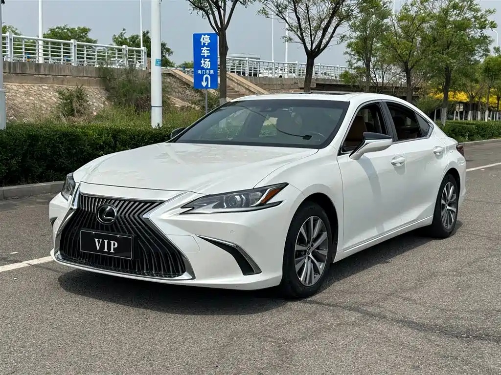 Lexus ES 2018 — фото 1