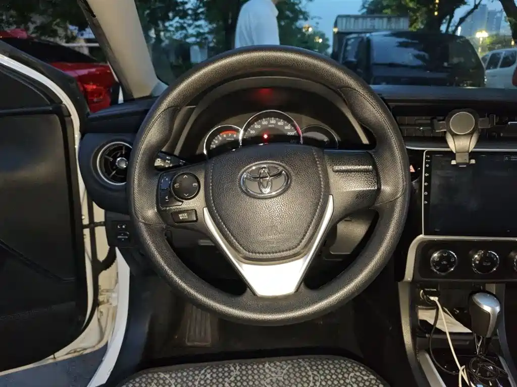 Toyota Corolla 2017 — фото 3