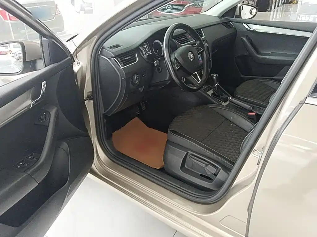 Skoda Octavia 2018 — фото 16