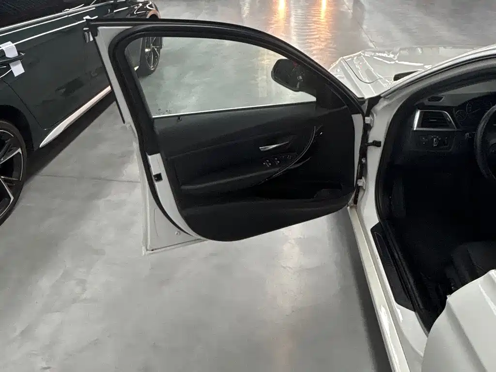 BMW 3 Series 2017 — фото 16
