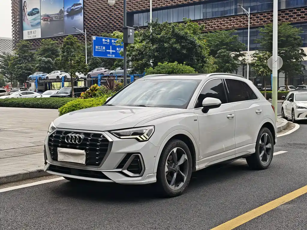 Audi Q3 2021 — фото 1