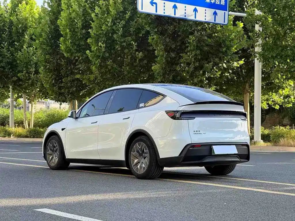 Tesla Model Y L 2026 — фото 7