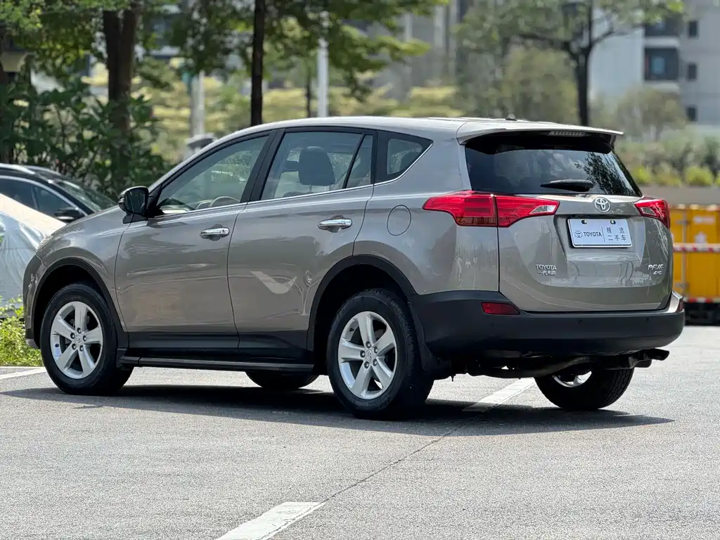 Toyota RAV4 2014 — фото 4