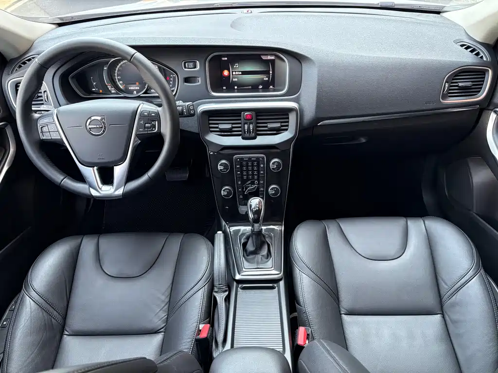 Volvo V40 2019 — фото 11