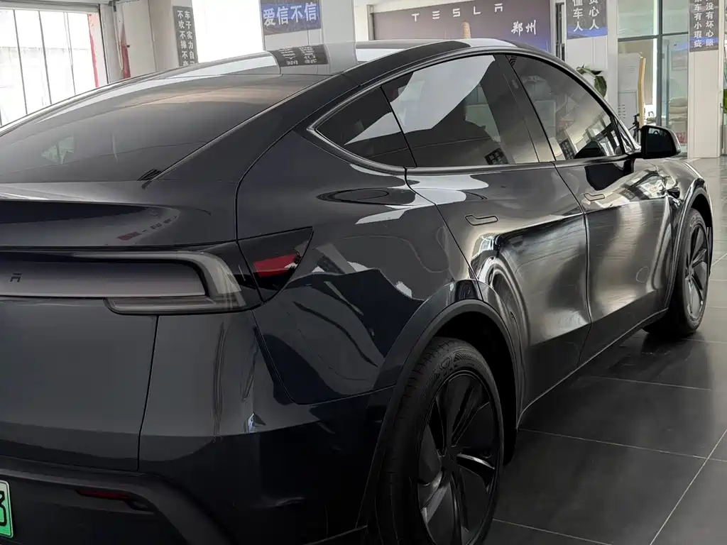Tesla Model Y 2025 — фото 4
