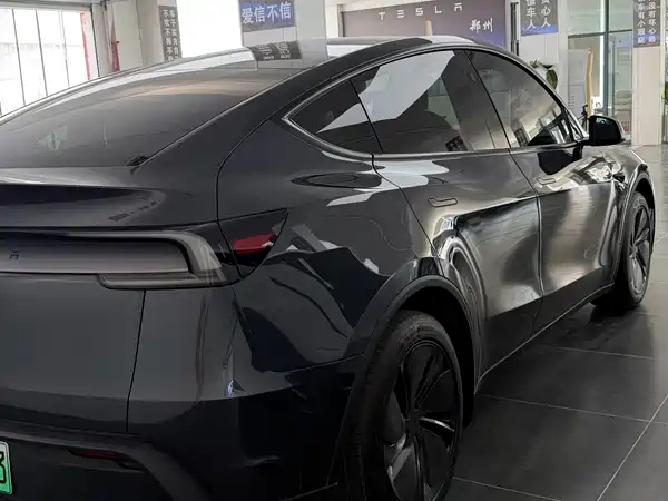 Tesla Model Y 2025