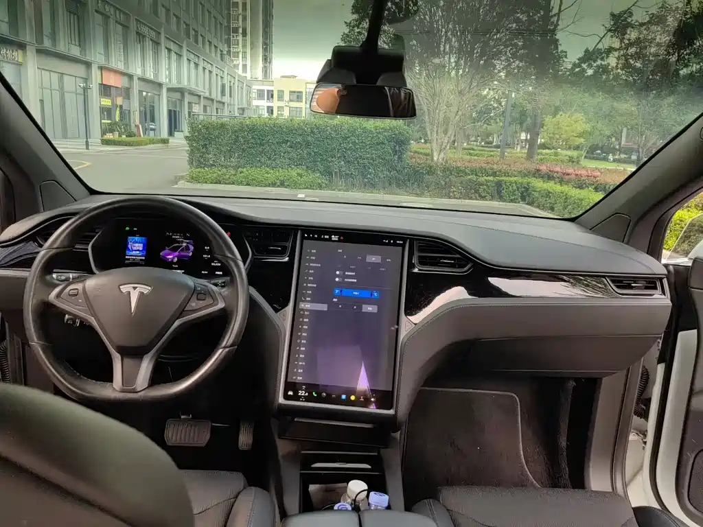 Tesla Model X 2018 — фото 3