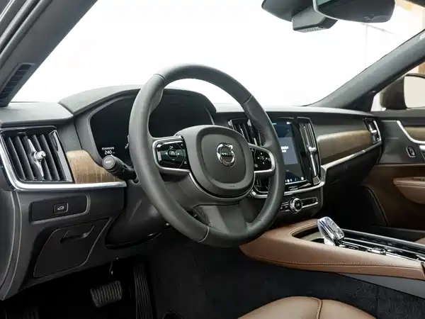 Volvo V90 2025