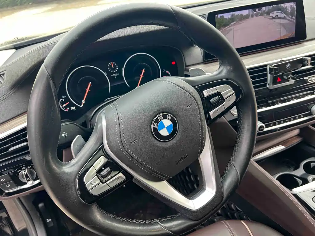 BMW 5 Series 2019 — фото 11