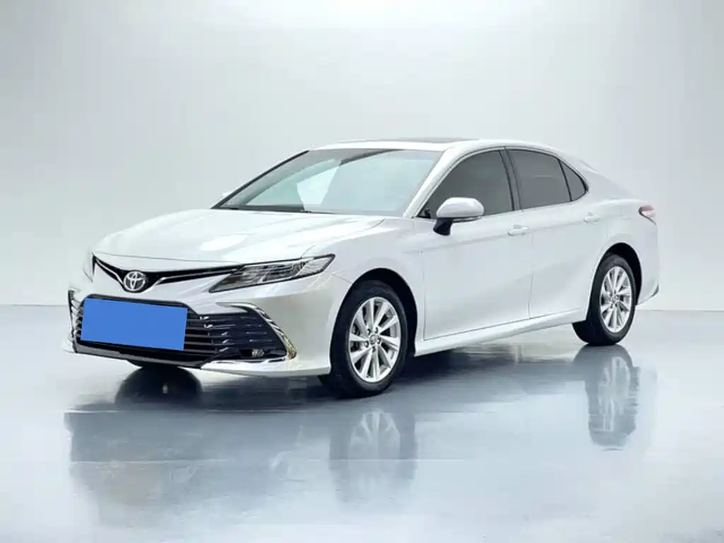 Toyota Camry 2022 — фото 1