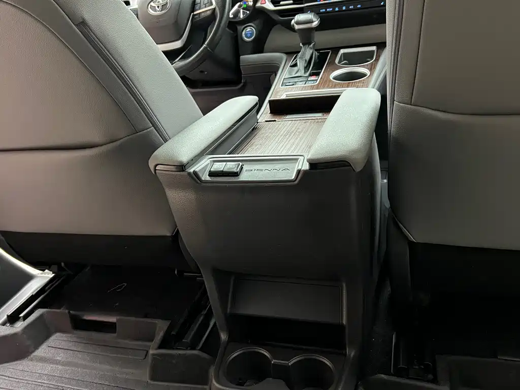 Toyota Sienna 2023 — фото 14