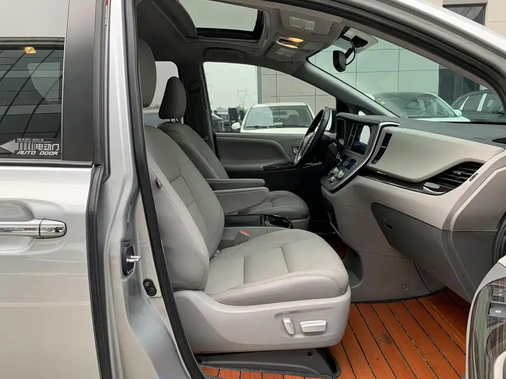 Toyota Sienna 2020 — фото 11