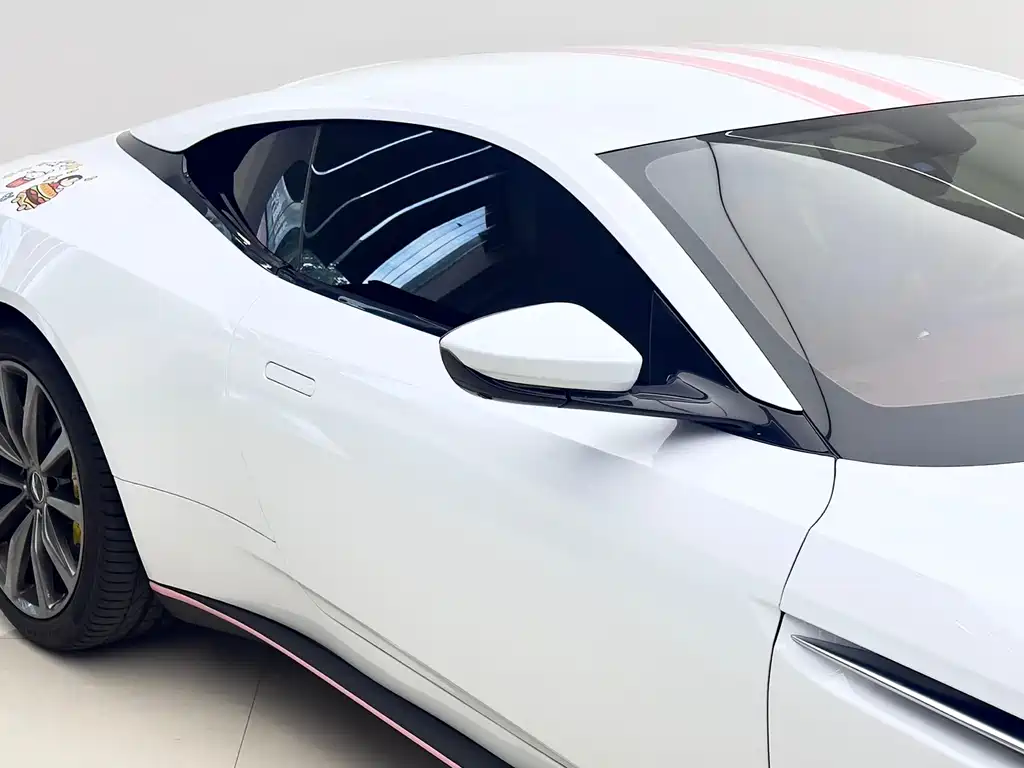 Aston Martin DB11 2020 — фото 11