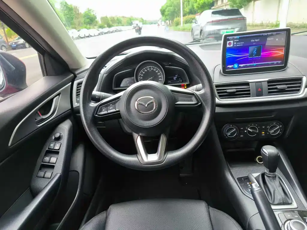 Mazda 3 Axela 2018 — фото 6