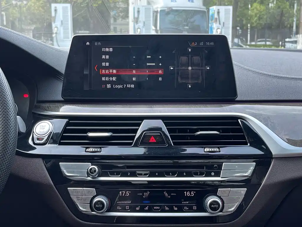 BMW 5 Series 2018 — фото 21