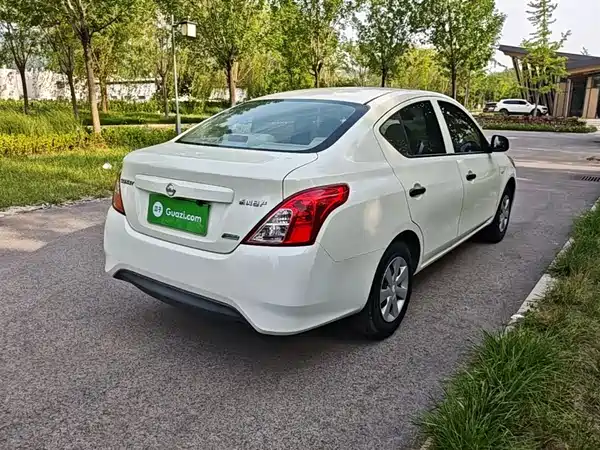 Nissan Sunny 2015