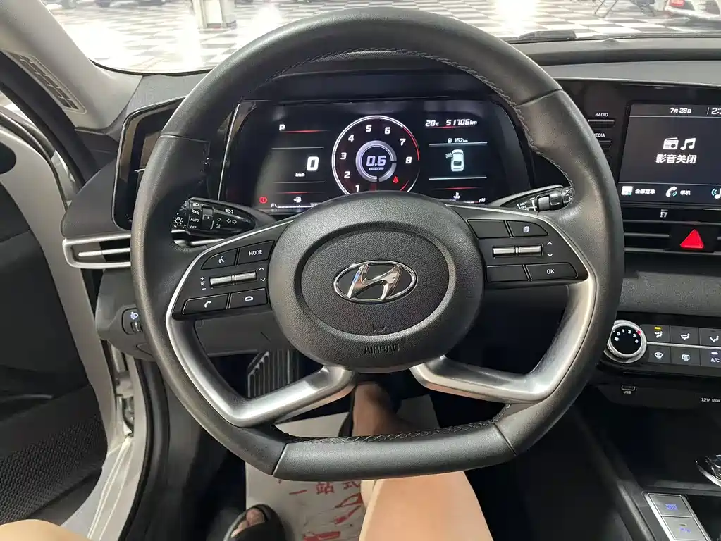 Hyundai Elantra 2022 — фото 16