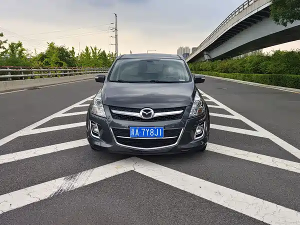 Mazda 8 2011