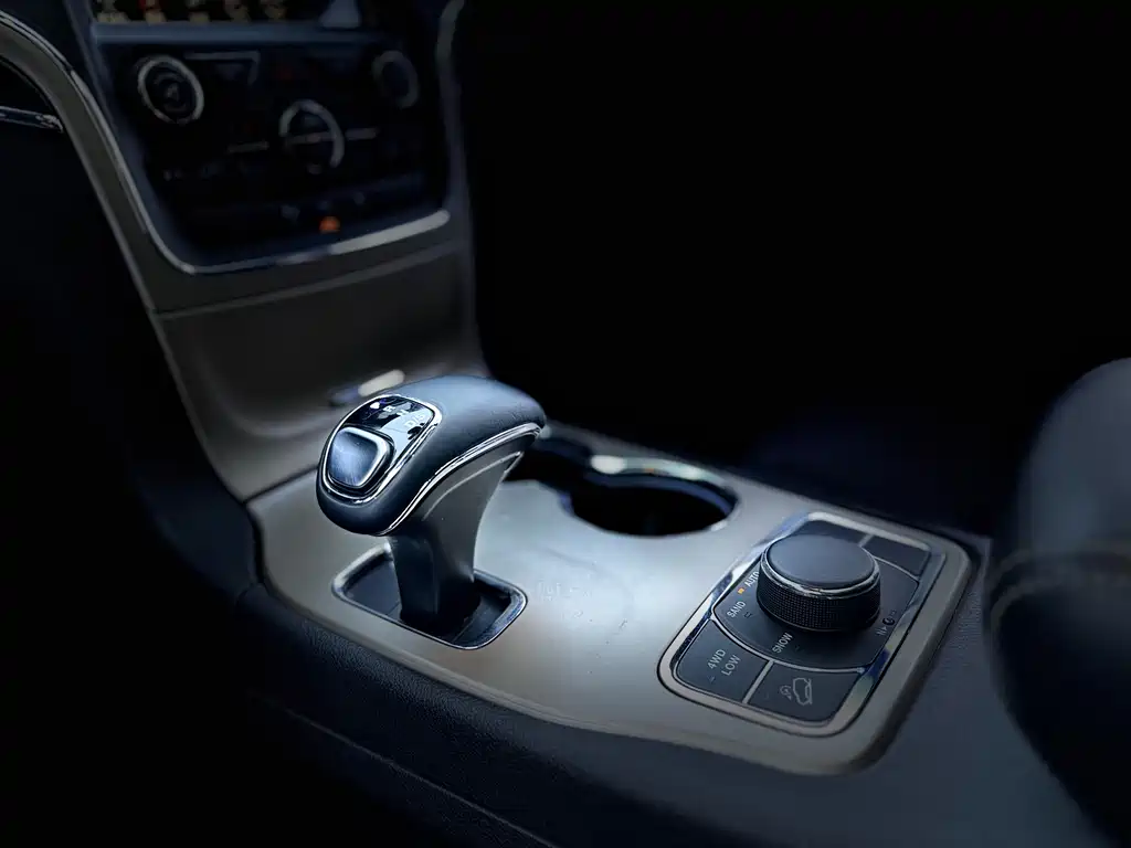 Jeep Grand Cherokee 2015 — фото 16