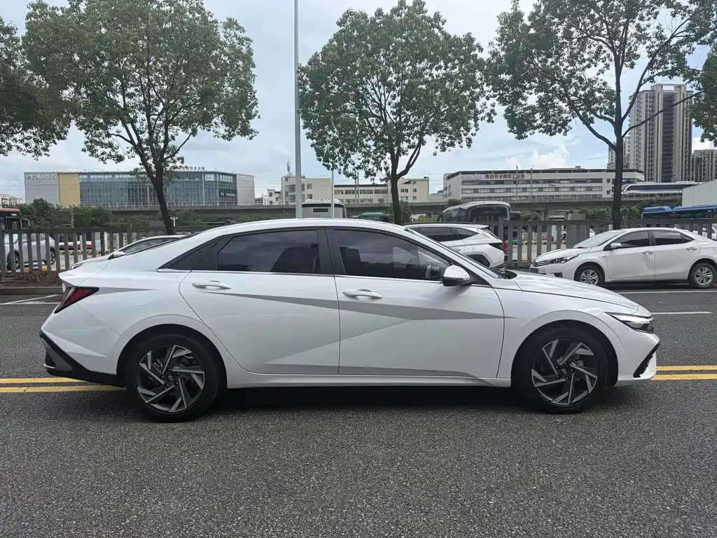 Hyundai Elantra 2025