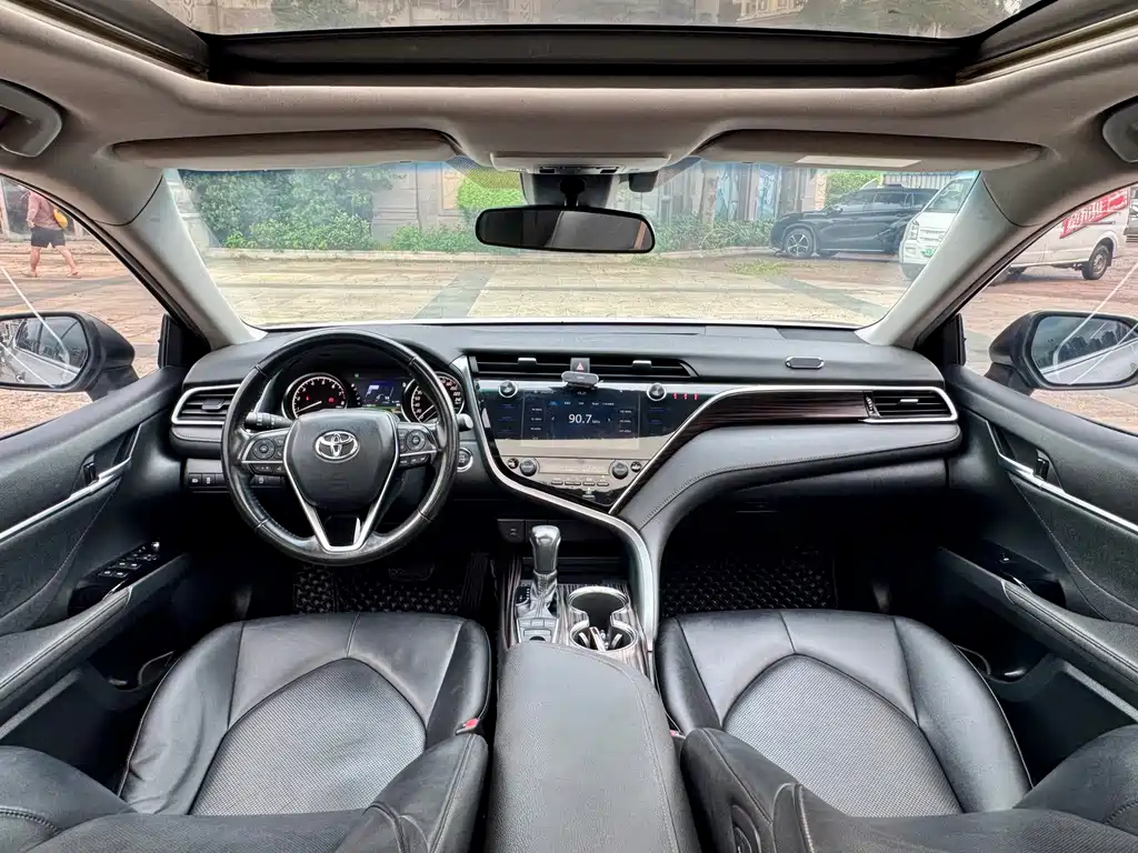 Toyota Camry 2019 — фото 5