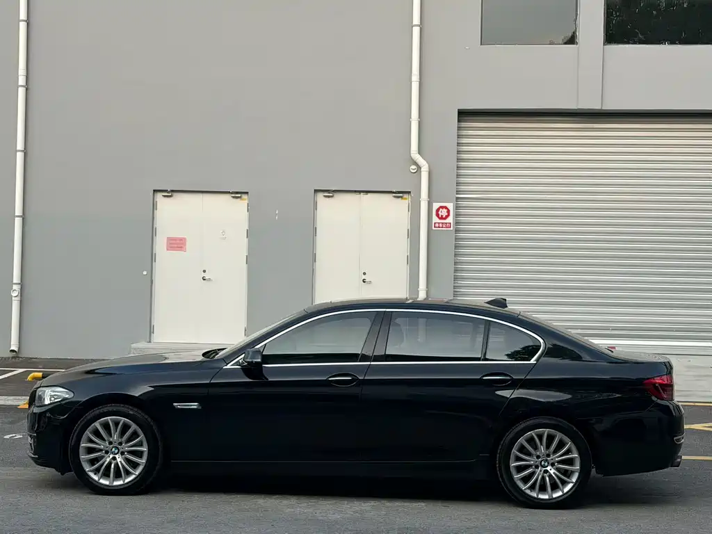 BMW 5 Series 2017 — фото 9