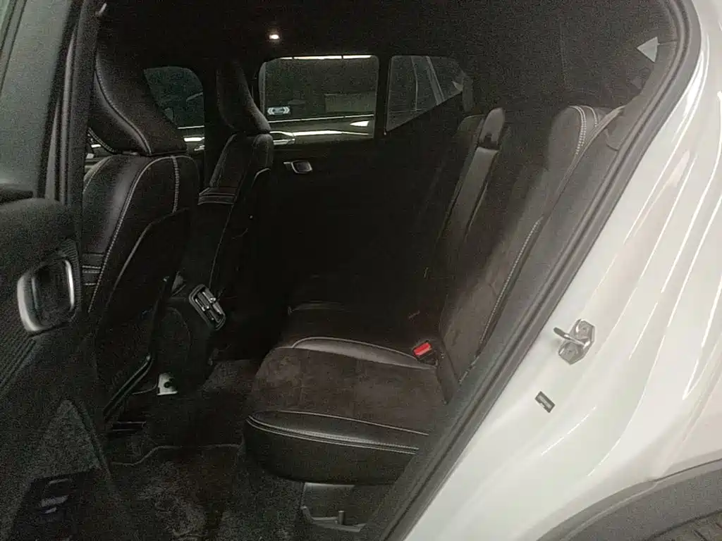 Volvo XC40 New Energy 2021 — фото 17